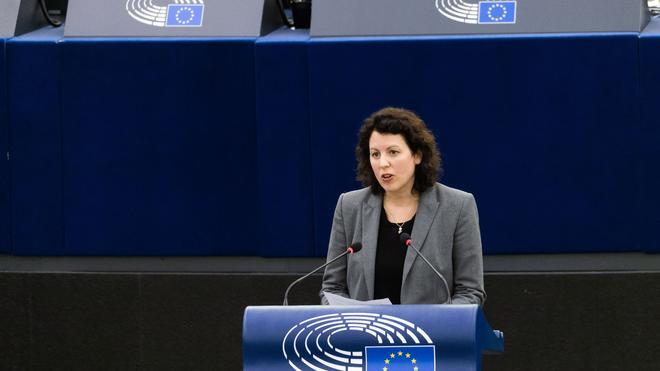 EU: Manuela Ripa, (ÖDP), Mitglied der Fraktion Grüne / EFA, steht im Plenarsaal des Europäischen Parlaments und spricht.