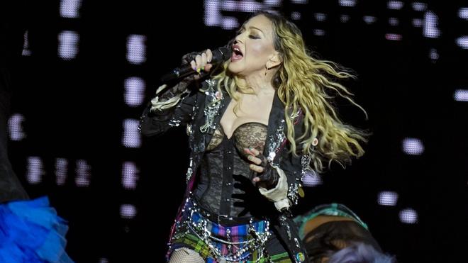 Rio de Janeiro: Madonna tritt in der letzten Show ihrer "The Celebration Tour" am Strand der Copacabana auf.