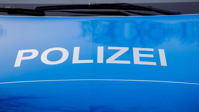 Lüchow-Dannenberg: Der Schriftzug der Polizei steht auf einem Einsatzfahrzeug.