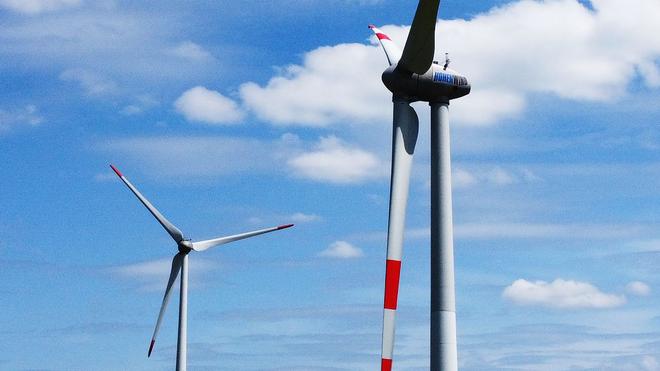 Unfälle: Windkraftanlagen mit ihren riesigen Rotorblättern ragen in einem Windpark in die Höhe.