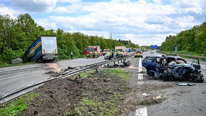 Ermittlung Tote Bei Schwerem Lkw Unfall Auf A6 Zeit Online