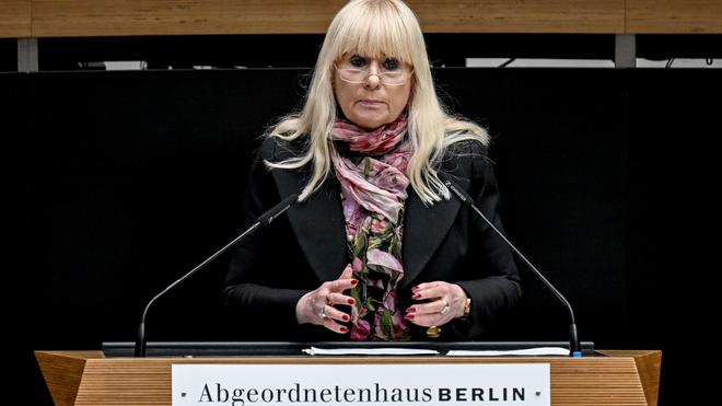 Fußball: Iris Spranger (SPD), Senatorin für Inneres und Sport von Berlin.