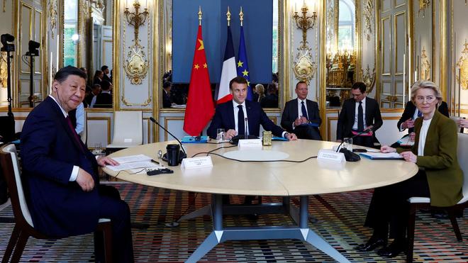Fotografie: Der französische Präsident Emmanuel Macron (M), Chinas Präsident Xi Jinping (l) und die Präsidentin der Europäischen Kommission Ursula von der Leyen nehmen an einem trilateralen Treffen im Elysee-Palast in Paris teil.