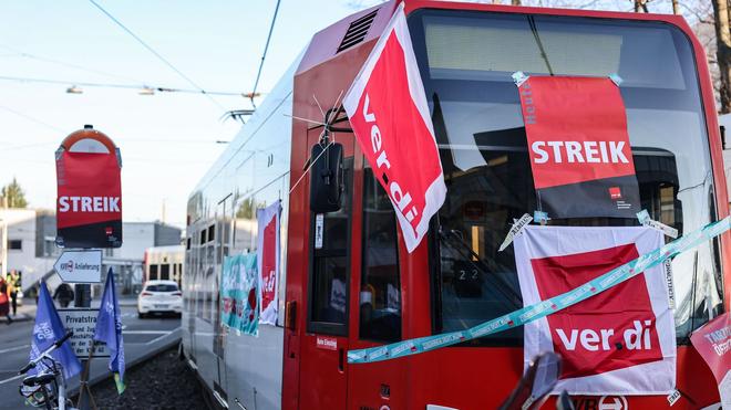 NRW-Verkehrsbetriebe: Eine mit Streik-Plakaten beklebte Straßenbahn der Kölner Verkehrs-Betriebe steht vor dem Bahndepot.