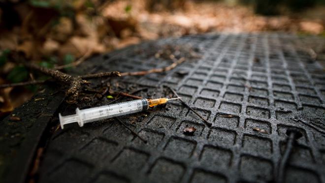 Drogen: Eine benutzte Spritze liegt im Gebüsch nahe des U-Bahnhofes Hallesches Tor.