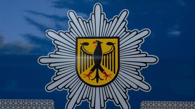 Neustadt an der Waldnaab: Das Logo der Bundespolizei auf einem Fahrzeug der Bundespolizei.