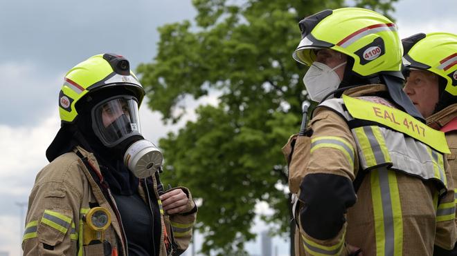 Brände: Feuerwehrleute beraten sich während des Brandes einer Fabrik in Berlin-Lichtenfelde.