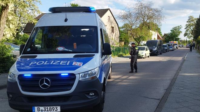 Kriminalität: Polizisten sperren eine Straße im Berliner Bezirk Spandau für die Ermittlungsarbeiten.