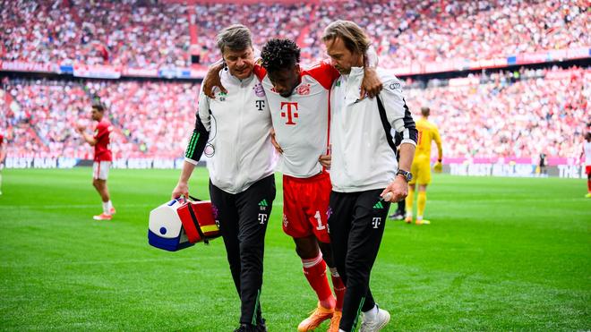 Bundesliga: Münchens Kingsley Coman (m) geht verletzt vom Spielfeld.