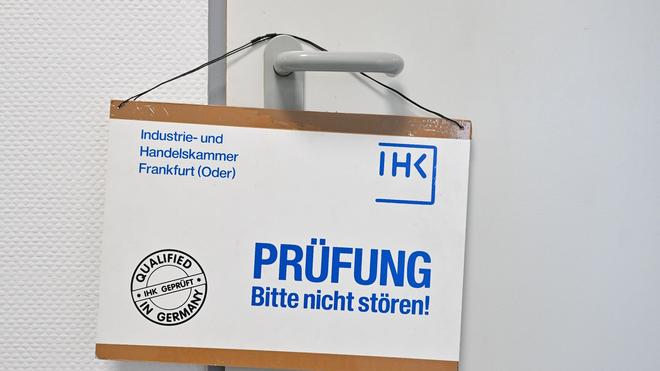 Wahlen: Ein Schild der Industrie- und Handelskammer Frankfurt (Oder) (IHK) mit der Aufschrift «Prüfung bitte nicht stören».