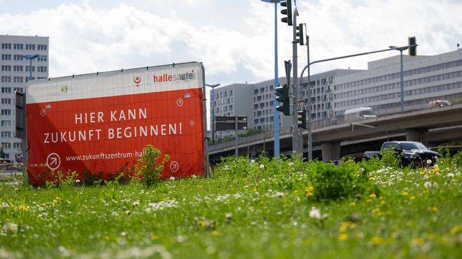 Halle: "Hier kann Zukunft beginnen!" steht auf einem Banner am Riebeckplatz in Halle/Saale.