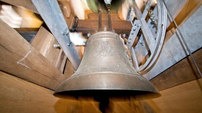 Kurioses: Ansicht einer der Glocken der evangelischen Kirche St. Wolfgang am 18.07.2013 in Haundorf (Gemeinde Schnelldorf im Landkreis Ansbach - Bayern).