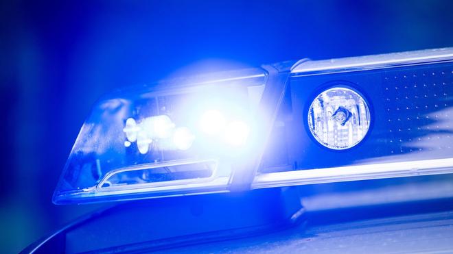 Polizeieinsatz: Ein Blaulicht leuchtet an einer Polizeistreife.