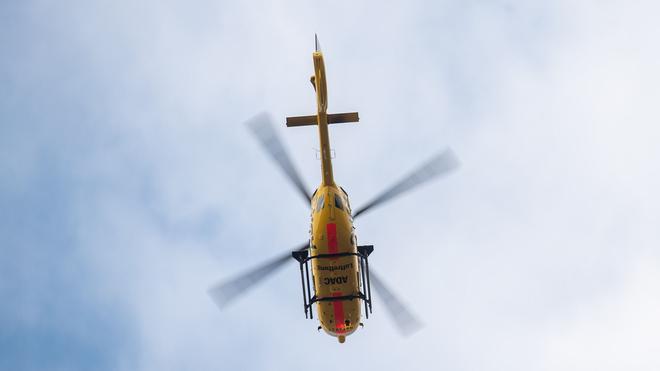 Warendorf: Ein Hubschrauber des ADAC fliegt.