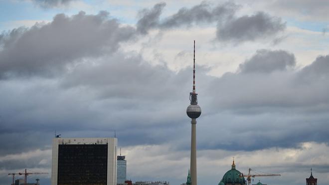 Deutscher Wetterdienst: Wolken ziehen am Fernsehturm vorbei.