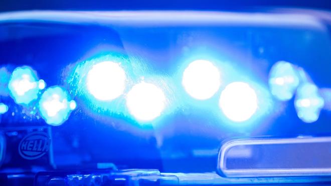 Ermittlungen: Ein Blaulicht leuchtet an einer Polizeistreife.