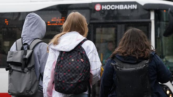 Nahverkehr: Schülerinnen und Schüler steigen in einen Bus.