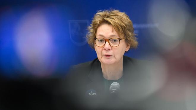 Extremismus: Daniela Behrens (SPD), Innenministerin Niedersachsen, spricht bei einer Pressekonferenz zur Vorstellung des Berichtes zur organisierten Kriminalität in Niedersachsen im Jahr 2022.