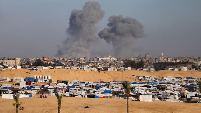 Krieg in Nahost: Nach einem israelischen Luftangriff östlich von Rafah im Gazastreifen steigt Rauch auf.