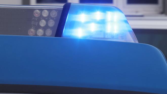 Brände: Das blinkende blaue Licht an einem Polizeiauto.