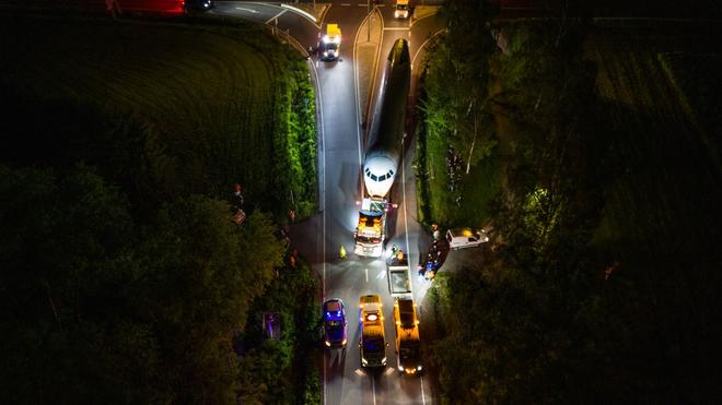 Lufttransport: Ein ehemaliges Verkehrsflugzeug aus Indien wurde über Nacht in einen Naturerlebnispark im Bayerischen Wald transportiert.