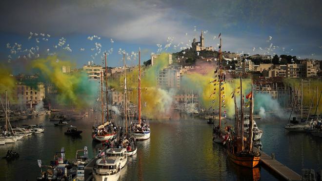 Fotografie: Das dreimastige Segelschiff «Belem» erreicht mit der olympischen Flamme an Bord den Alten Hafen von Marseille und wird mit einem Feuerwerk begrüßt.