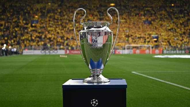 Champions League: Der Champions-League-Pokal wird gleich im Stadion ausgespielt.