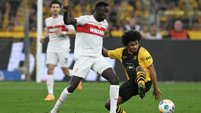 Fußball: Silas Katompa Mvumpa (l) vom VfB Stuttgart und Dortmunds Karim Adeyemi kämpfen um den Ball.