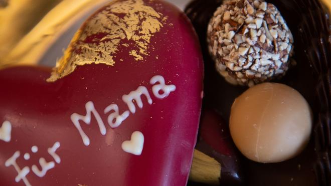 Handel: "Für Mama" steht in der Schokoladenmanufaktur "Michis Schokoatelier" auf einem Schokoherz, das als essbare Schachtel für Pralinen dient.