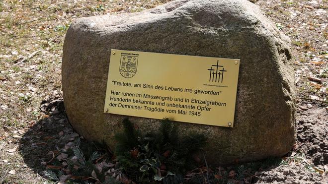 Nationalsozialismus: Eine Tafel an einem Gedenkstein auf dem Friedhof erinnert an den Massenselbstmord 1945.