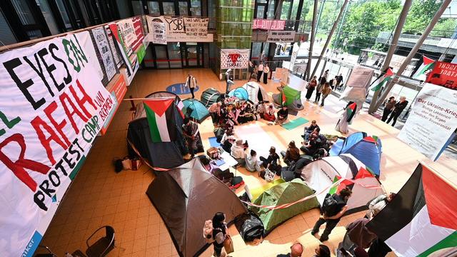 Polizeieinsatz: Propalästinensische Aktivisten errichten Protestcamp in Uni