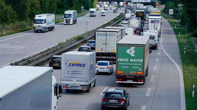 Verkehr: Lkw und Pkw stehen auf der Autobahn 6 vor dem Autobahnkreuz Walldorf in Fahrtrichtung Heilbronn im Stau.