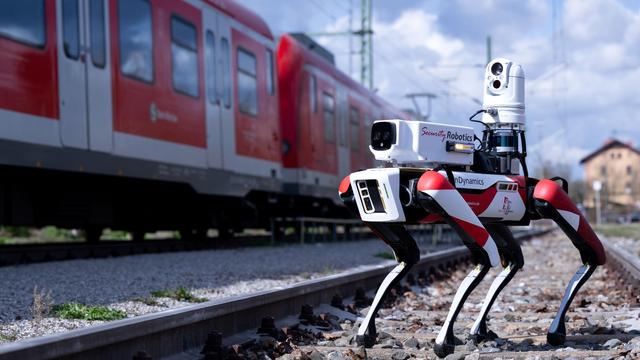 Verkehr: Verbesserungen nötig: Bahn prüft Test von Roboterhund