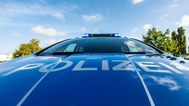 Rostock: Auf der Motorhaube eines Streifenwagens steht der Schriftzug „Polizei“.