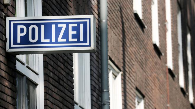 Berlin: An einem Polizeipräsidium hängt ein Schild mit der Aufschrift „Polizei“.