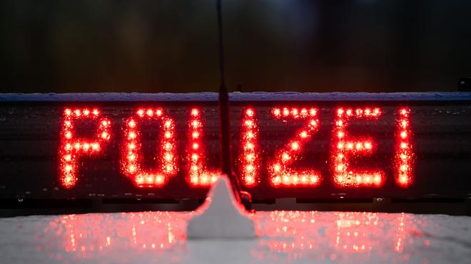 Gütersloh: Der Schriftzug „Polizei“ auf einem Polizeiauto.