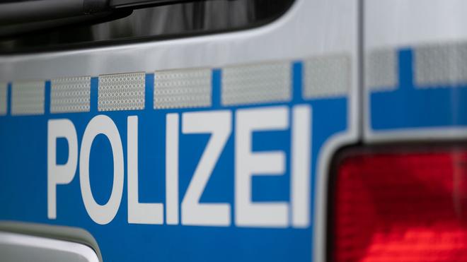 Kreis Stendal: Auf einem Polizeifahrzeug ist das Wort Polizei zu sehen.