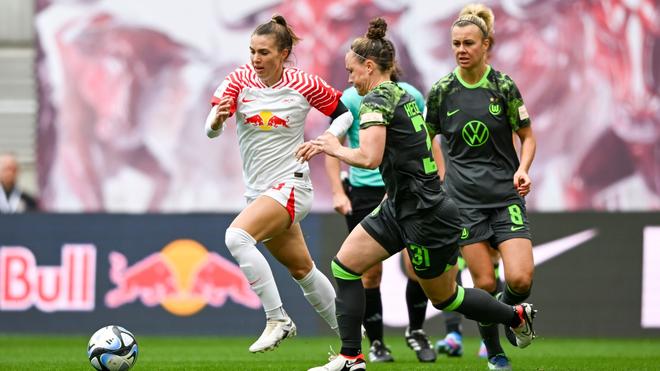 Fußball: Leipzigs Sandra Starke (l.) und Wolfsburgs Marina Hegering kämpfen um den Ball.