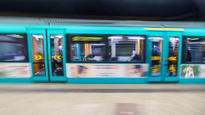 Wegen Bauarbeiten: Eine U-Bahn-Linie 6 fährt in den U-Bahnhof Konstablerwache ein.