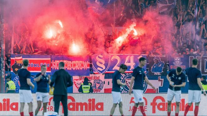 2. Liga: Holstein Kiel feiert den ersten Aufstieg in die Bundesliga seiner Vereinsgeschichte.