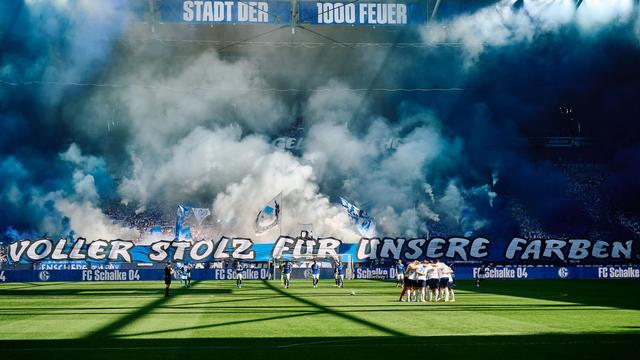 Fußball: Pyrotechnik bei Spiel Schalke-Rostock: Massenschlägerei