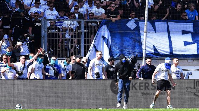 3. Liga: Duisburger Fans stürmen kurz vor Spielende das Spielfeld.