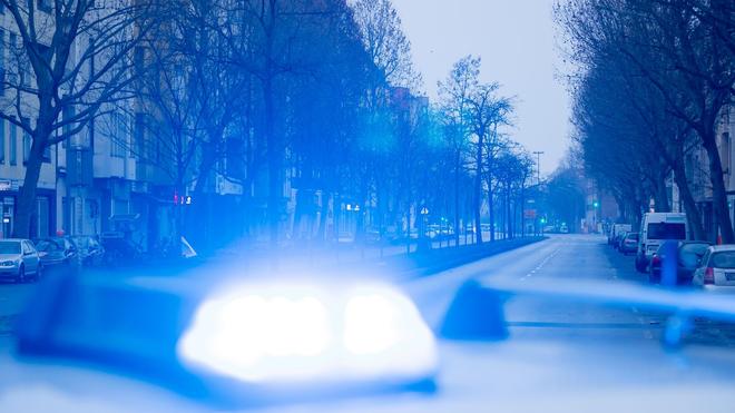 Notfall: Auf dem Dach eines Streifenwagens der Polizei leuchtet ein blaues Licht.