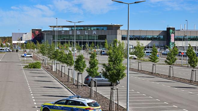 Auto: Polizei sichert Werksgelände der Tesla Gigafactory Berlin-Brandenburg.