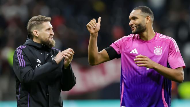 Nationalmannschaft: Verteidiger Jonathan Tah (r) kann nach seiner Nominierung mit der Teilnahme an der Europameisterschaft rechnen.