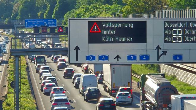 Verkehr: Das Autobahnschild am Autobahndreieck Köln-Heumar zeigt die Aufschrift „Vollsperrung hinter Köln-Heumar“.