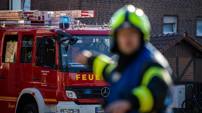 Brand: Ein Feuerwehrfahrzeug trifft am Einsatzort ein und wird vom Feuerwehrchef eingewiesen.