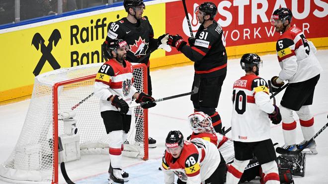 Eishockey-Weltmeisterschaft: Der Kanadier Pierre-Luc Dubois (hinten, links) jubelt mit seinem Teamkollegen John Tavares über seinen Treffer zum 6:1.