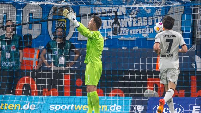 Bundesliga: Bochums Torwart Manuel Riemann meckert nach dem Tor zum 0:5.