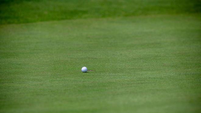 German Masters: Ein Golfball liegt wenige Zentimeter vor dem Loch.